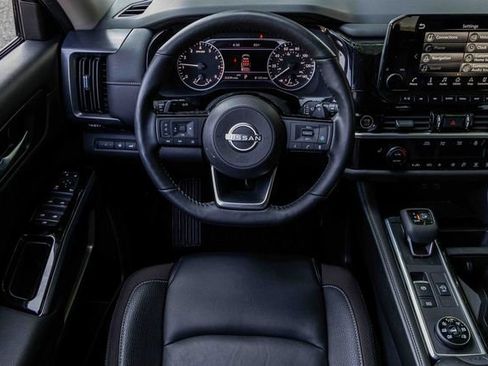 Certified 2024 Nissan Pathfinder SL image 18