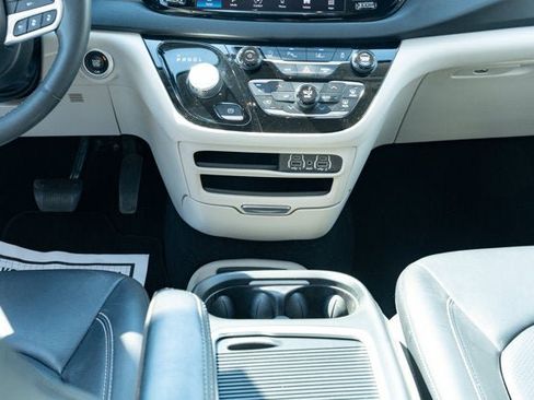 Used 2024 Chrysler Pacifica Touring-L FWD image 34