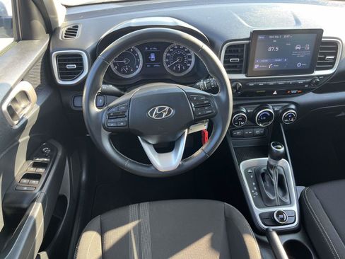 Certified 2022 Hyundai Venue SEL FWD image 11