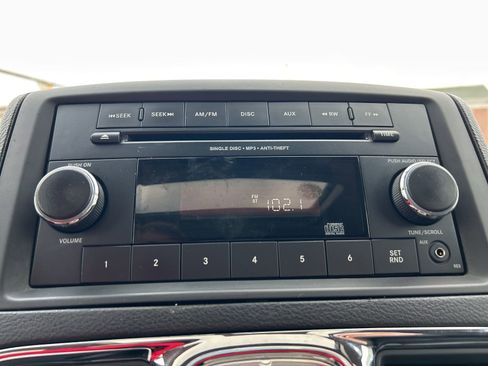 Used 2016 Chrysler Town & Country Touring-L image 34