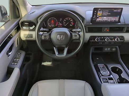 Used 2024 Honda Pilot Touring image 11