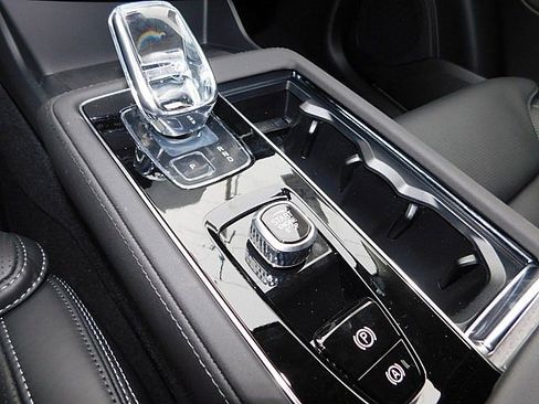 New 2026 Volvo XC90 B6 Ultra image 18