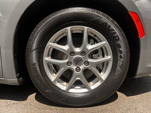 Used 2023 Chrysler Pacifica Touring-L FWD image 35