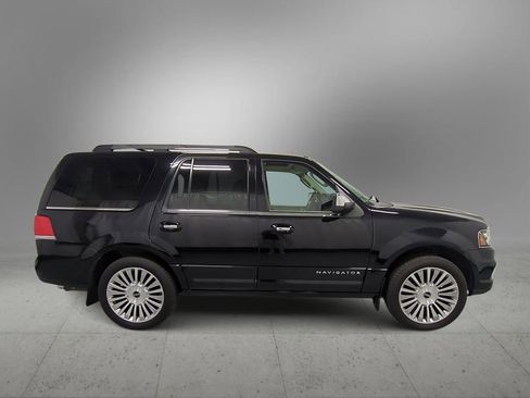 Used 2017 Lincoln Navigator Reserve image 11