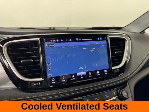 Used 2025 Chrysler Pacifica Limited image 14