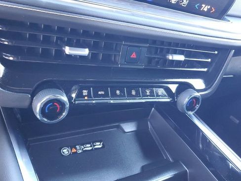 Used 2025 Chevrolet Suburban Premier RWD image 21