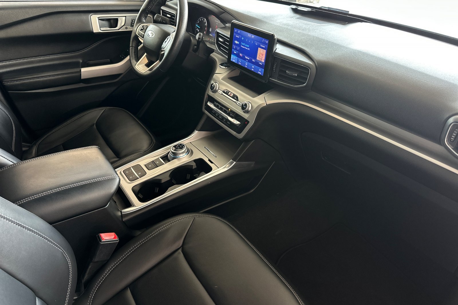 Used 2022 Ford Explorer XLT w/ Equipment Group 202A RWD image 16