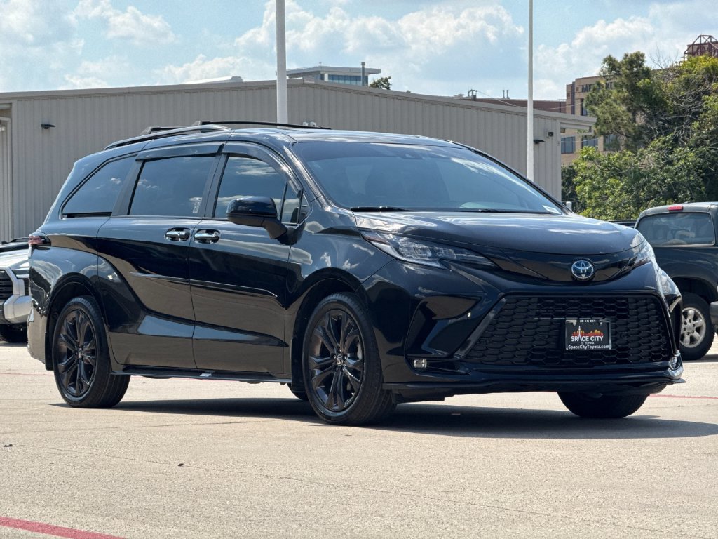 Certified 2025 Toyota Sienna XSE FWD image 8