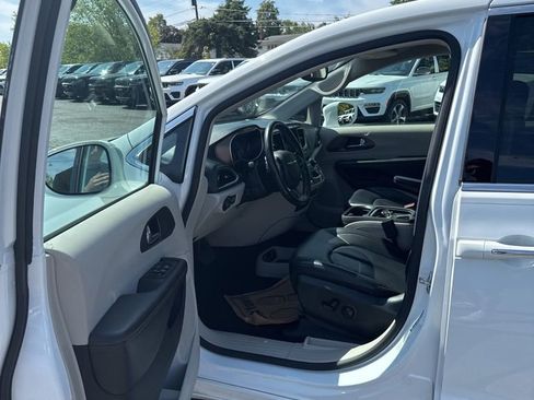 Certified 2019 Chrysler Pacifica Touring-L image 16