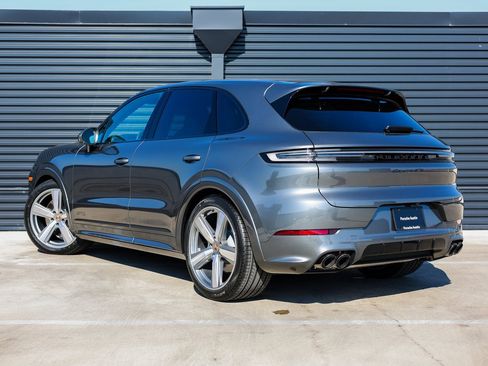 New 2026 Porsche Cayenne GTS image 3