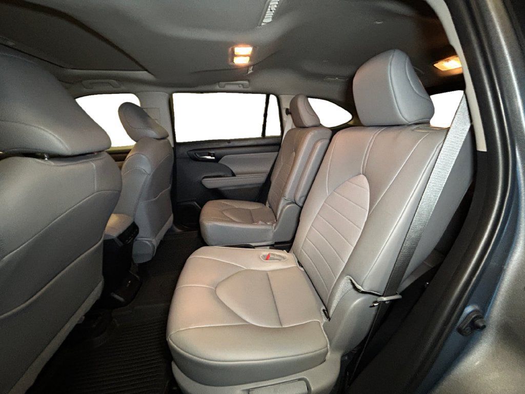 Used 2026 Toyota Highlander XLE AWD/4WD image 13
