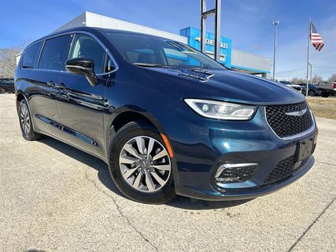 Used 2024 Chrysler Pacifica Select image 2