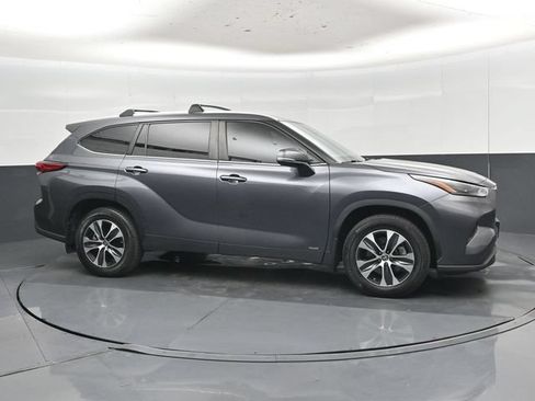 Used 2023 Toyota Highlander XLE AWD/4WD image 33