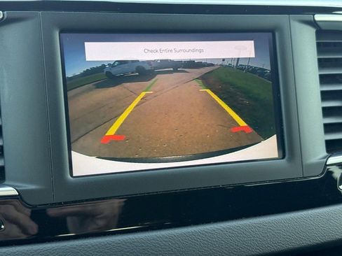 Used 2022 Chrysler Voyager LX image 18