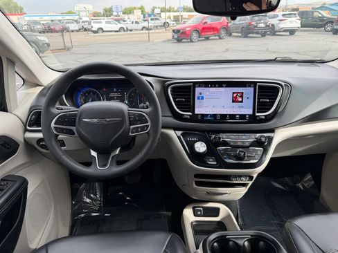 Used 2023 Chrysler Pacifica Touring-L FWD image 21