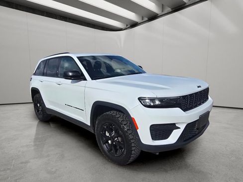 Used 2024 Jeep Grand Cherokee Altitude image 7