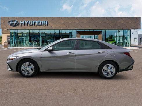 New 2025 Hyundai Elantra SE image 3