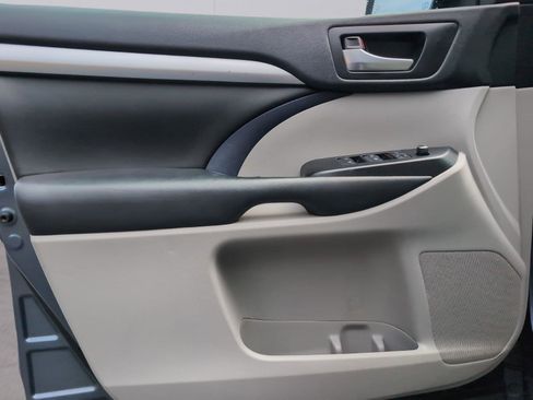 Used 2019 Toyota Highlander XLE image 17
