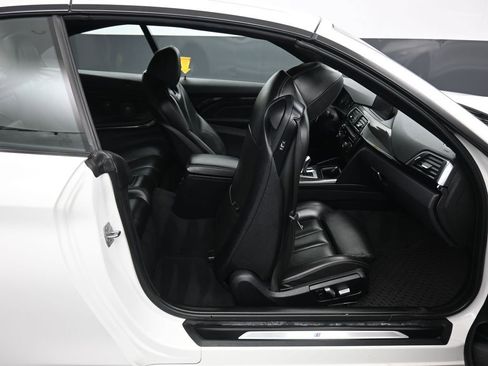 Used 2017 BMW M4 Convertible image 38