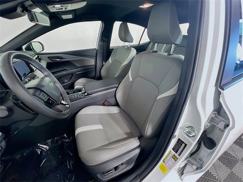 Used 2025 Toyota Camry SE image 9