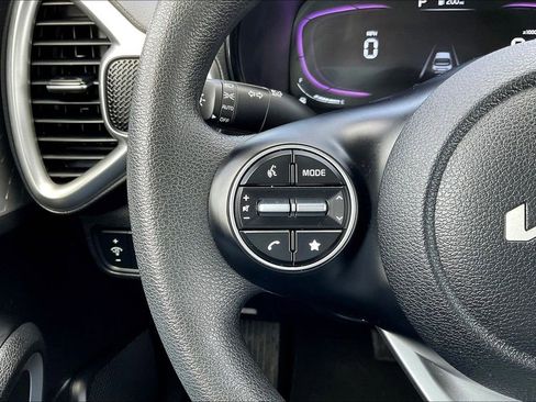 Used 2025 Kia Soul LX w/ LX Technology Package FWD image 11