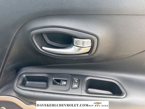 Used 2017 Jeep Renegade Limited FWD image 40