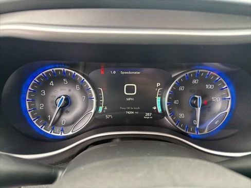 Used 2023 Chrysler Pacifica Touring-L FWD image 15