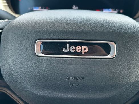 Used 2025 Jeep Grand Cherokee Limited RWD image 35