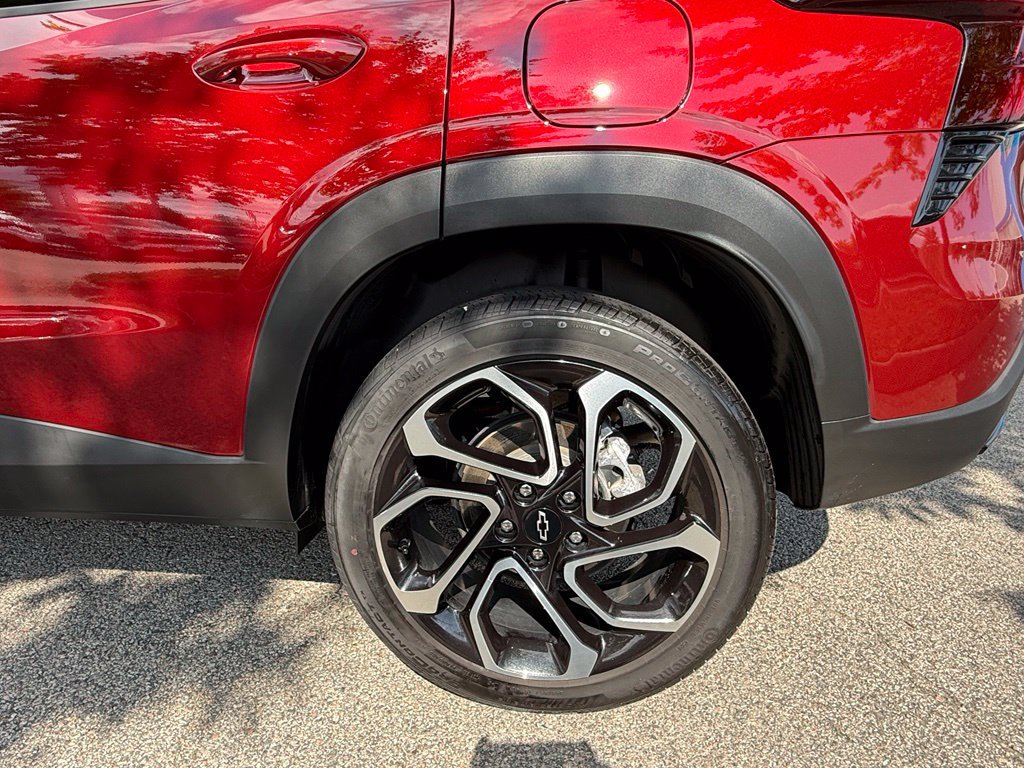 Used 2025 Chevrolet Trax RS w/ Driver Confidence Package FWD image 30
