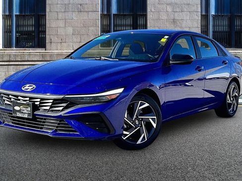 Used 2025 Hyundai Elantra Sport image 2