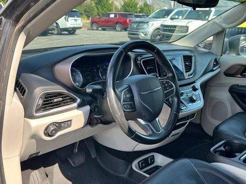 Used 2017 Chrysler Pacifica Touring-L FWD image 25