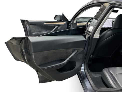 Certified 2023 Tesla Model Y AWD image 10