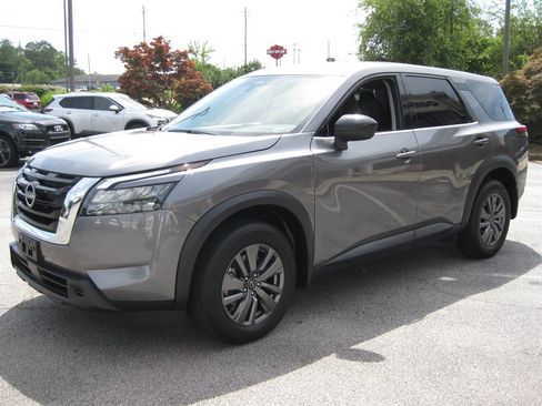 Used 2025 Nissan Pathfinder S FWD image 3