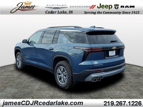 Used 2025 Chevrolet Traverse LT w/ Driver Confidence Package image 3