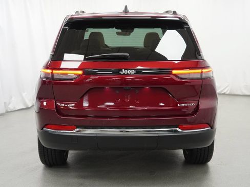 Certified 2025 Jeep Grand Cherokee Limited AWD/4WD image 11