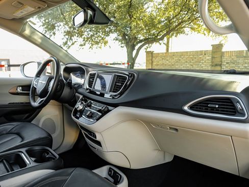 Used 2019 Chrysler Pacifica Touring-L image 21