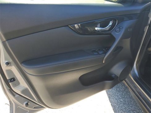 Used 2018 Nissan Rogue SL w/ Premium Package image 20