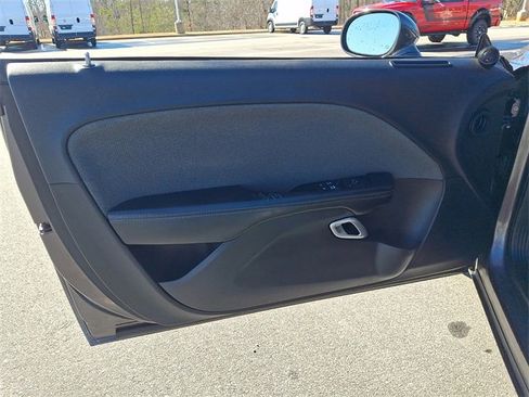 Used 2015 Dodge Challenger SXT image 12