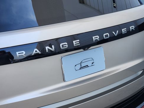 Used 2024 Land Rover Range Rover Long Wheelbase SE image 13