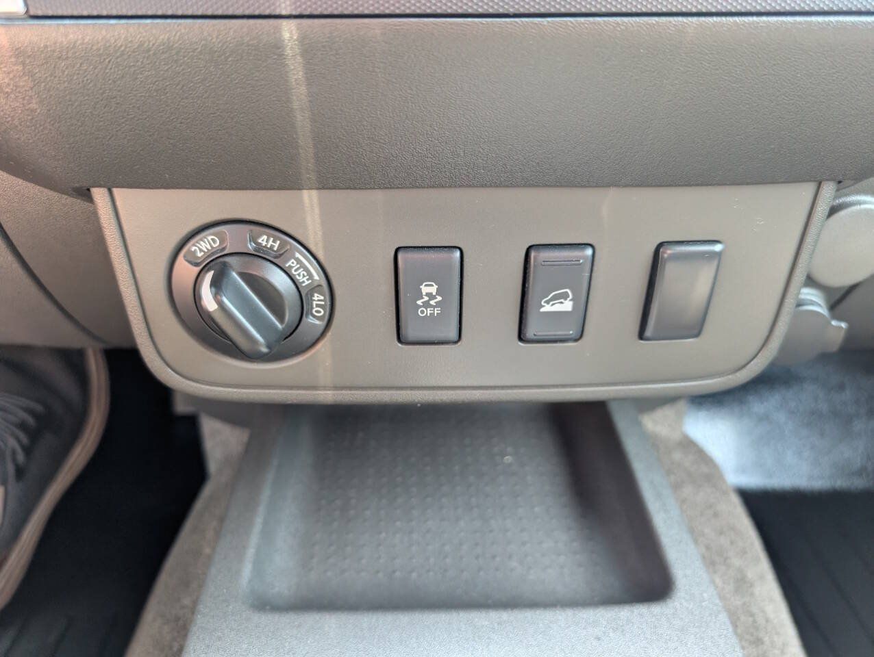Used 2012 Nissan Frontier SV AWD/4WD image 16