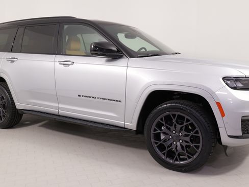 Used 2023 Jeep Grand Cherokee L Summit w/ High Altitude Package image 8