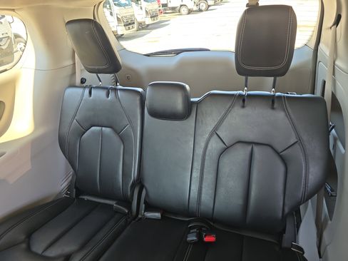 Used 2023 Chrysler Pacifica Touring-L FWD image 16