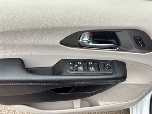 Used 2020 Chrysler Pacifica Touring-L Plus w/ Advanced Safetytec Group image 14