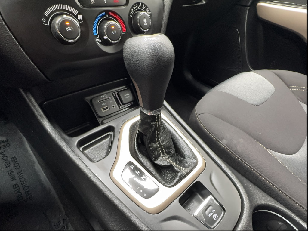 Used 2018 Jeep Cherokee Latitude w/ Altitude Package FWD image 39