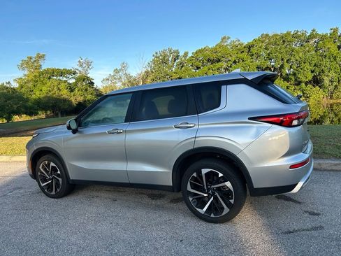 Used 2024 Mitsubishi Outlander SE image 3
