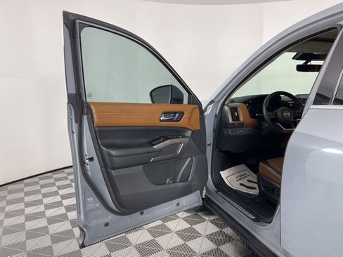 Used 2023 Nissan Pathfinder Platinum image 17