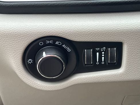 Used 2022 Chrysler Voyager LX FWD image 28