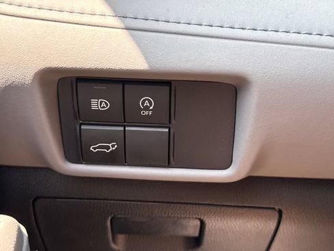 Used 2023 Toyota Highlander XLE AWD/4WD image 25