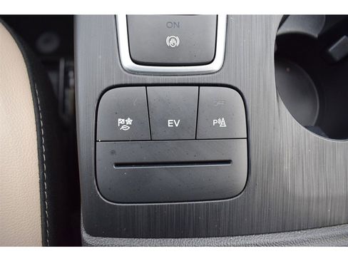 Used 2022 Ford Escape Titanium image 32