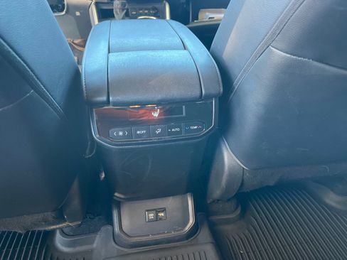 Used 2021 Toyota Highlander XLE image 17